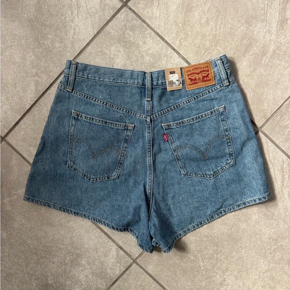 NWT Levi's Women's Blue Denim High Waisted Mom Shorts - Picture 2 of 7